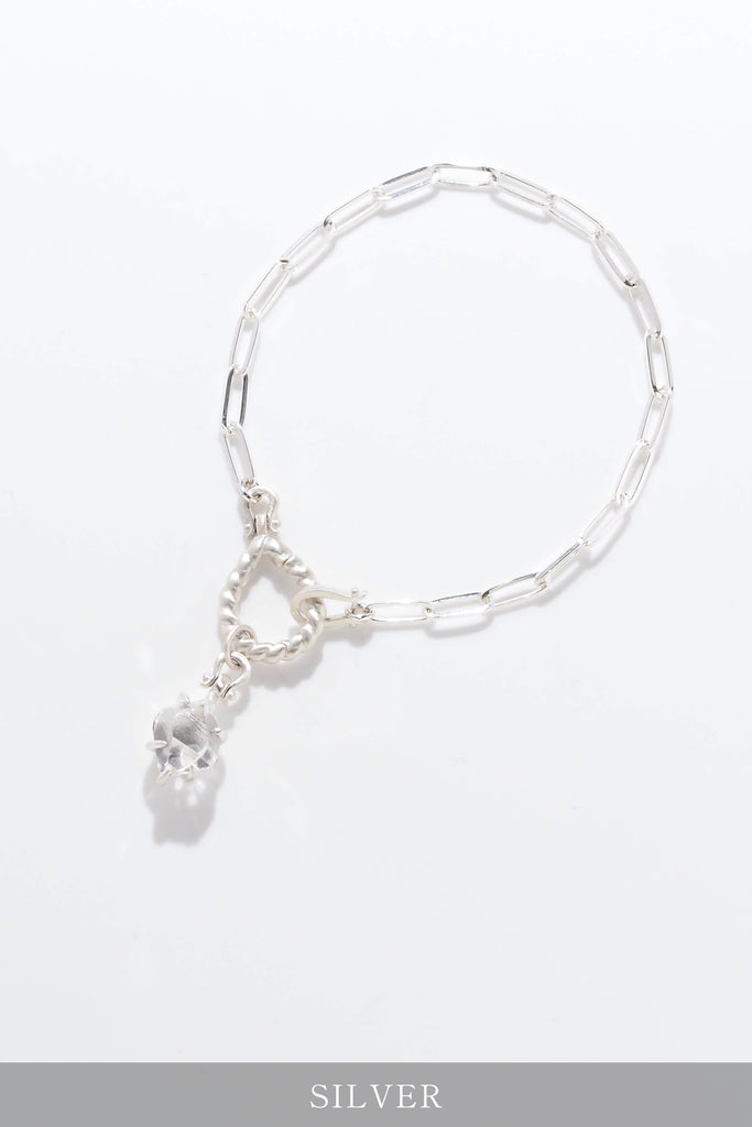 ジュエリースタジオMSAHIROのセミオーダーメイドジュエリーデザイン、オメガループブレスレット。オメガデザインのモチーフとクリップチェーン、フロントフックが融合したデザイン。宝石（ルース）からのお仕立てやジュエリーからのオーダージュエリー＆リメイク（リフォーム）に対応。ハーキマーダイヤモンドとスターリングシルバー