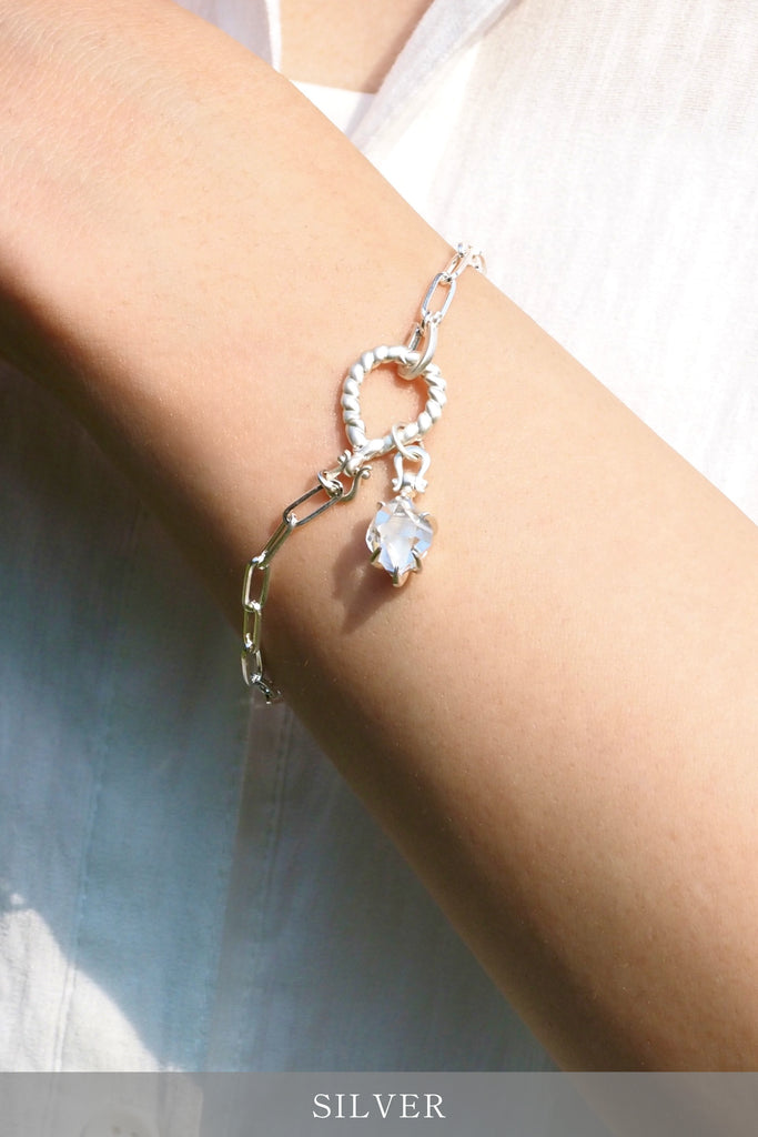 ジュエリースタジオMSAHIROのセミオーダーメイドジュエリーデザイン、オメガループブレスレット。オメガデザインのモチーフとクリップチェーン、フロントフックが融合したデザイン。宝石（ルース）からのお仕立てやジュエリーからのオーダージュエリー＆リメイク（リフォーム）に対応。ハーキマーダイヤモンドとスターリングシルバー。