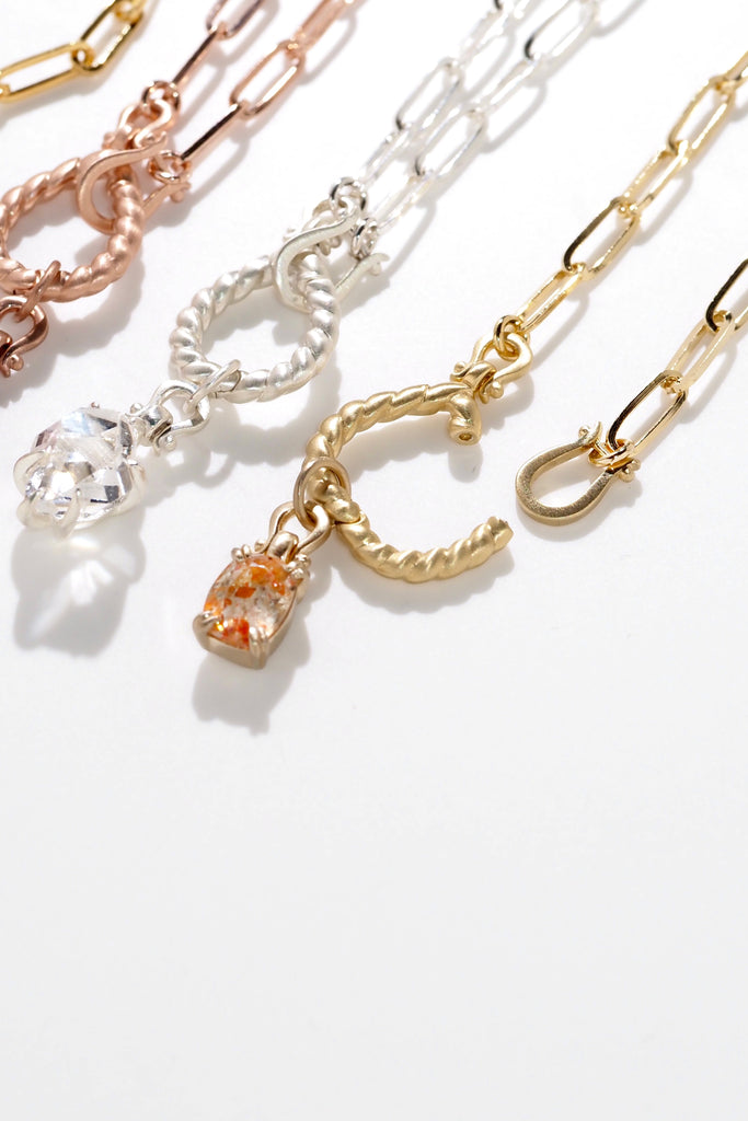 ジュエリースタジオMSAHIROのセミオーダーメイドジュエリーデザイン、オメガループブレスレット。オメガデザインのモチーフとクリップチェーン、フロントフックが融合したデザイン。宝石（ルース）からのお仕立てやジュエリーからのオーダージュエリー＆リメイク（リフォーム）に対応。イリュージョンサンストーンとシャンパンゴールド