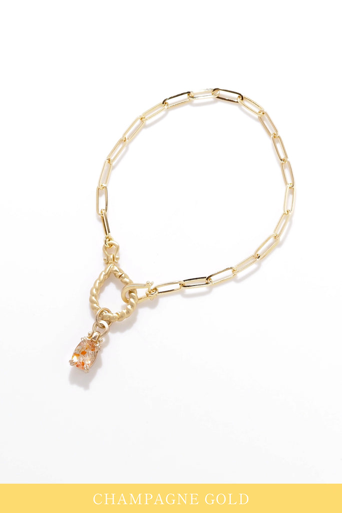 ジュエリースタジオMSAHIROのセミオーダーメイドジュエリーデザイン、オメガループブレスレット。オメガデザインのモチーフとクリップチェーン、フロントフックが融合したデザイン。宝石（ルース）からのお仕立てやジュエリーからのオーダージュエリー＆リメイク（リフォーム）に対応。イリュージョンサンストーンとシャンパンゴールド