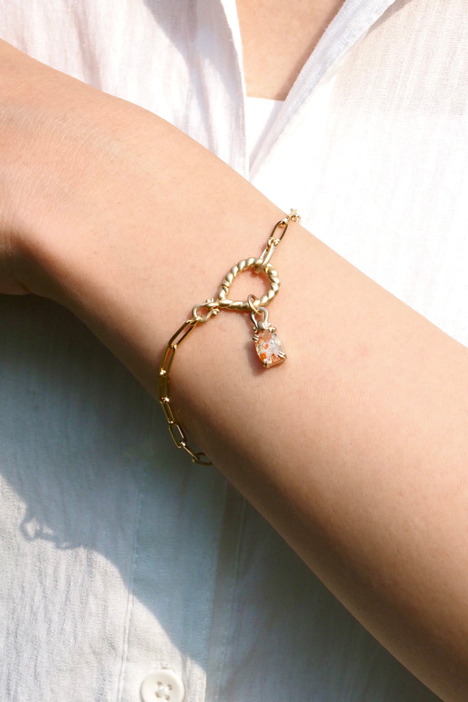 ジュエリースタジオMSAHIROのセミオーダーメイドジュエリーデザイン、オメガループブレスレット。オメガデザインのモチーフとクリップチェーン、フロントフックが融合したデザイン。宝石（ルース）からのお仕立てやジュエリーからのオーダージュエリー＆リメイク（リフォーム）に対応。