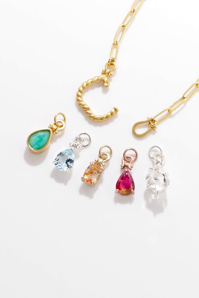 ジュエリースタジオMSAHIROのセミオーダーメイドジュエリーデザイン、オメガループブレスレット。オメガデザインのモチーフとクリップチェーン、フロントフックが融合したデザイン。宝石（ルース）からのお仕立てやジュエリーからのオーダージュエリー＆リメイク（リフォーム）に対応。様々なカラーストーンたちのオメガデザインチャーム。