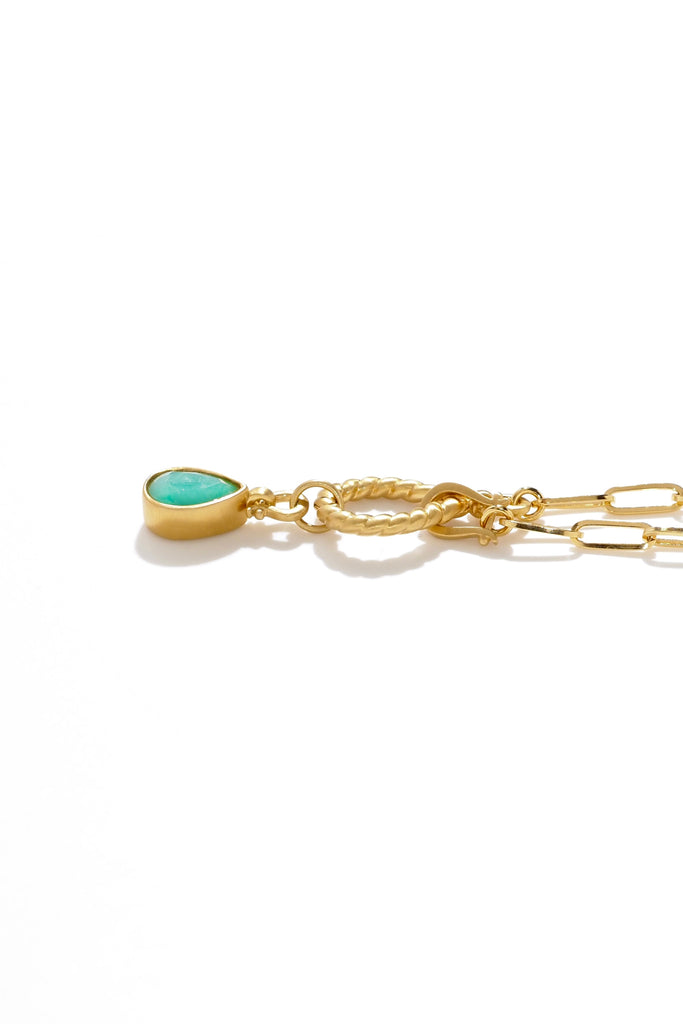 ジュエリースタジオMSAHIROのセミオーダーメイドジュエリーデザイン、オメガループブレスレット。オメガデザインのモチーフとクリップチェーン、フロントフックが融合したデザイン。宝石（ルース）からのお仕立てやジュエリーからのオーダージュエリー＆リメイク（リフォーム）に対応。エメラルドとイエローゴールド