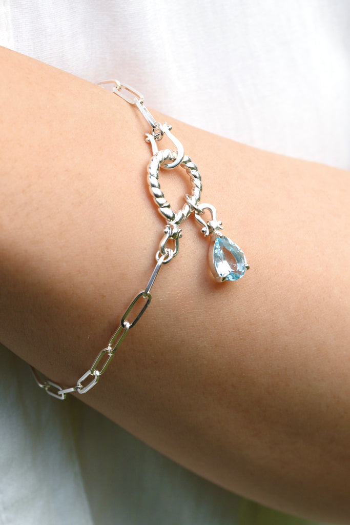 ジュエリースタジオMSAHIROのセミオーダーメイドジュエリーデザイン、オメガループブレスレット。オメガデザインのモチーフとクリップチェーン、フロントフックが融合したデザイン。宝石（ルース）からのお仕立てやジュエリーからのオーダージュエリー＆リメイク（リフォーム）に対応。