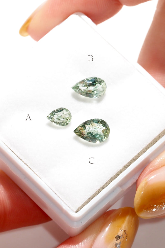 ジュエリースタジオMASHIROのルース（宝石）販売ページ。ブラジル産グリシアンベリル（グリーンルチルインベリル）のペアシェイプカット個体たち。