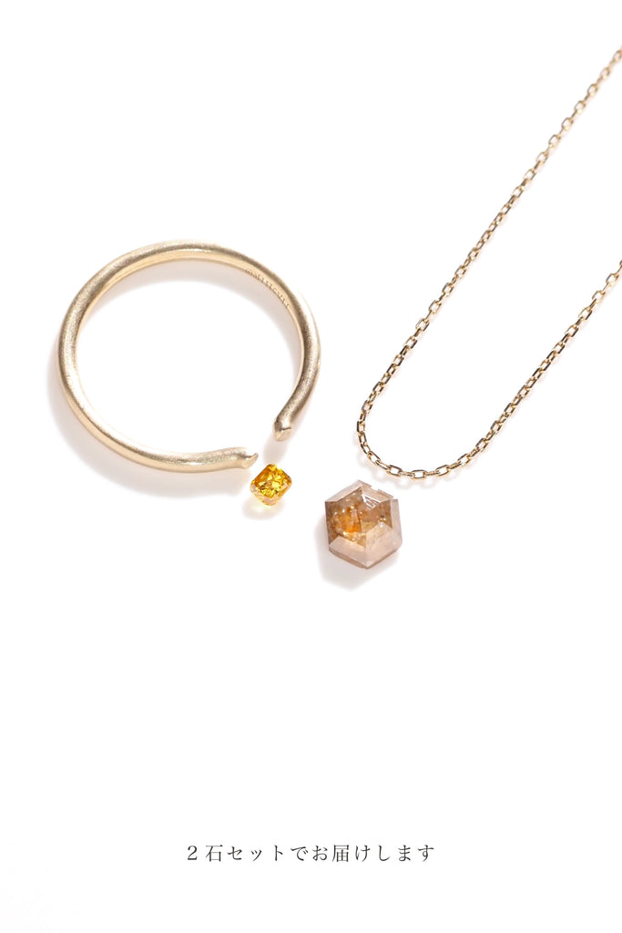 ①ダイヤモンド・ヘキサゴンカット・0.910ct・6.9*5.2mm・オーストラリア産｜②ダイヤモンド・ クッションカット・0.12ct・2.7*2.3mm・南アフリカ産の着用イメージ