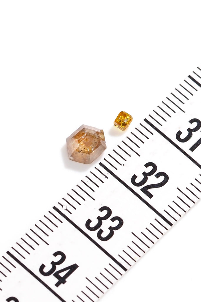 ①ダイヤモンド・ヘキサゴンカット・0.910ct・6.9*5.2mm・オーストラリア産｜②ダイヤモンド・ クッションカット・0.12ct・2.7*2.3mm・南アフリカ産