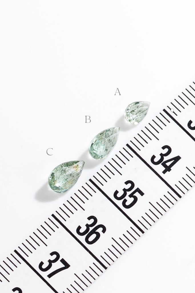 ジュエリースタジオMASHIROのルース（宝石）販売ページ。ブラジル産グリシアンベリル（グリーンルチルインベリル）のペアシェイプカット個体たち。