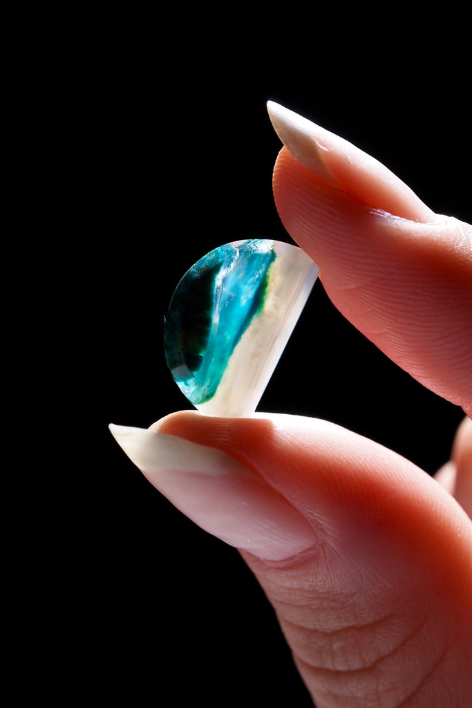 ブルーオパール（ペルー産）・ ハーフムーンカット