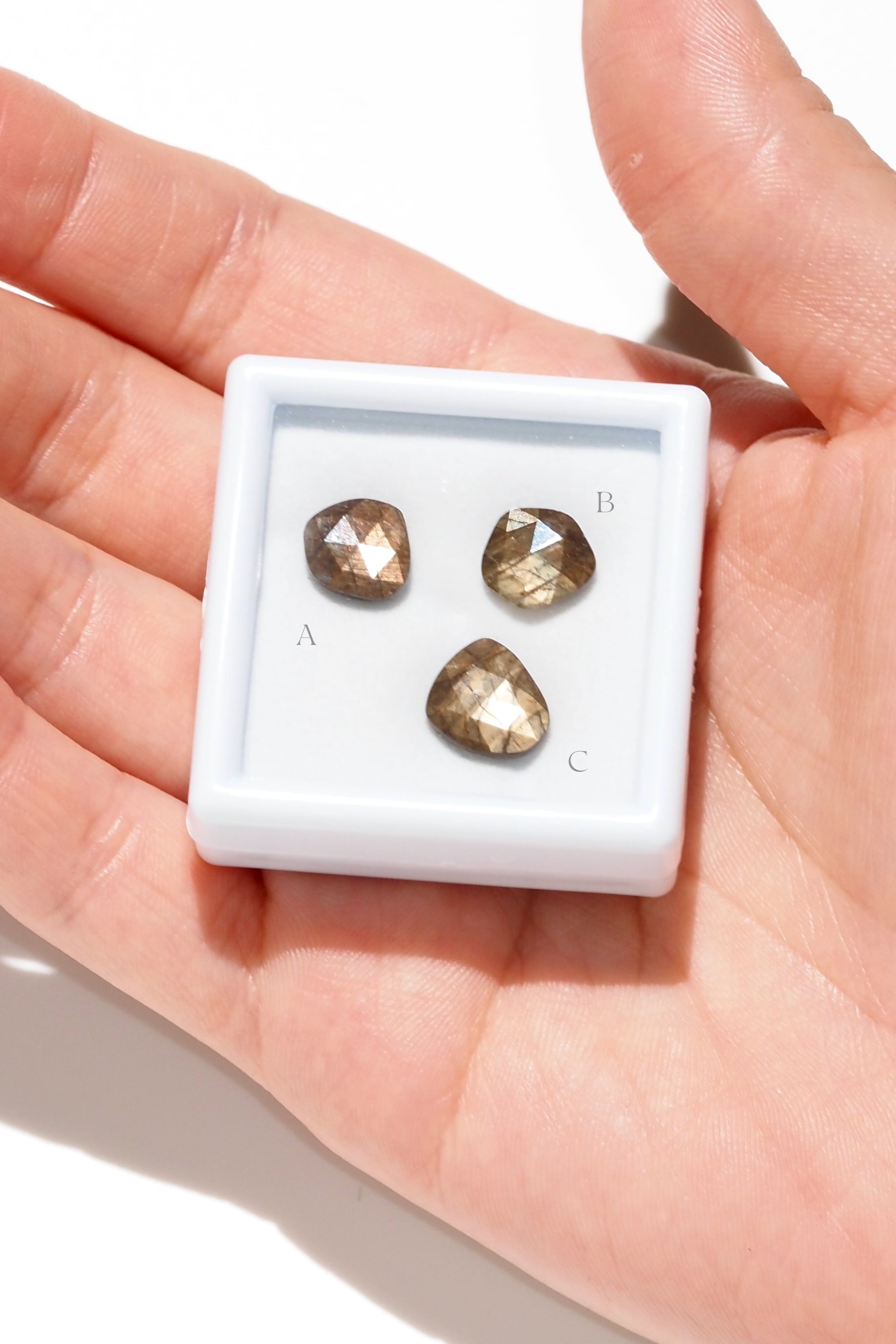 クリスタルカット文様花入れ 江戸切子 一輪挿＜笹っ葉に四角籠目紋＞ | カガミクリスタル