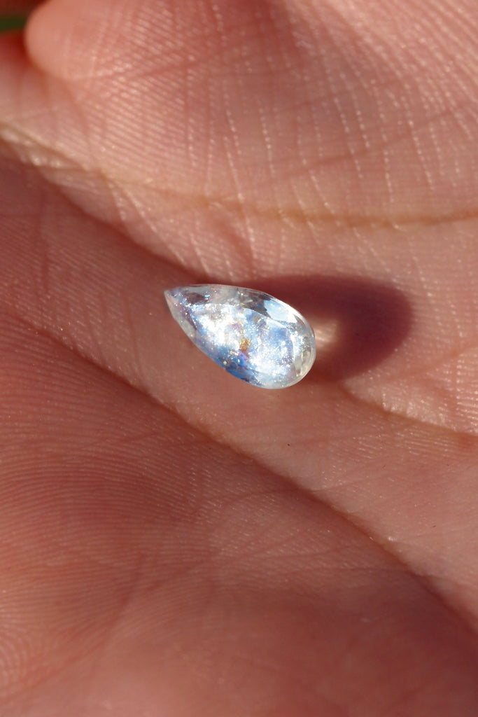 ジュエリースタジオMASHIROがお届けする宝石たち。ブラジル産のイリデッセンスアクアマリン。A：1.36ct（天の川）・1.36ct・9.5*6.8mm。B：1.27ct（銀河）・1.27ct・10.7*6.2mm。