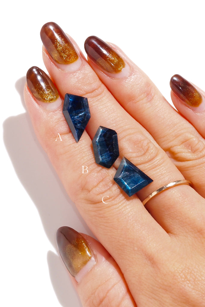 ジュエリースタジオMASHIROがお届けする宝石たち。マダガスカル産のスパークリングブルーサファイア。A：ペンタゴンカット	3.00ct・17.5*8.5mm。B：ヘキサゴンカット・3.60ct・15.5*8.5mm。C：スクエアカット・3.315ct・13.4*9.4mm。