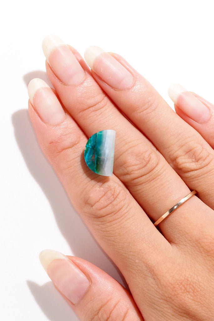 ブルーオパール（ペルー産）・ ハーフムーンカット