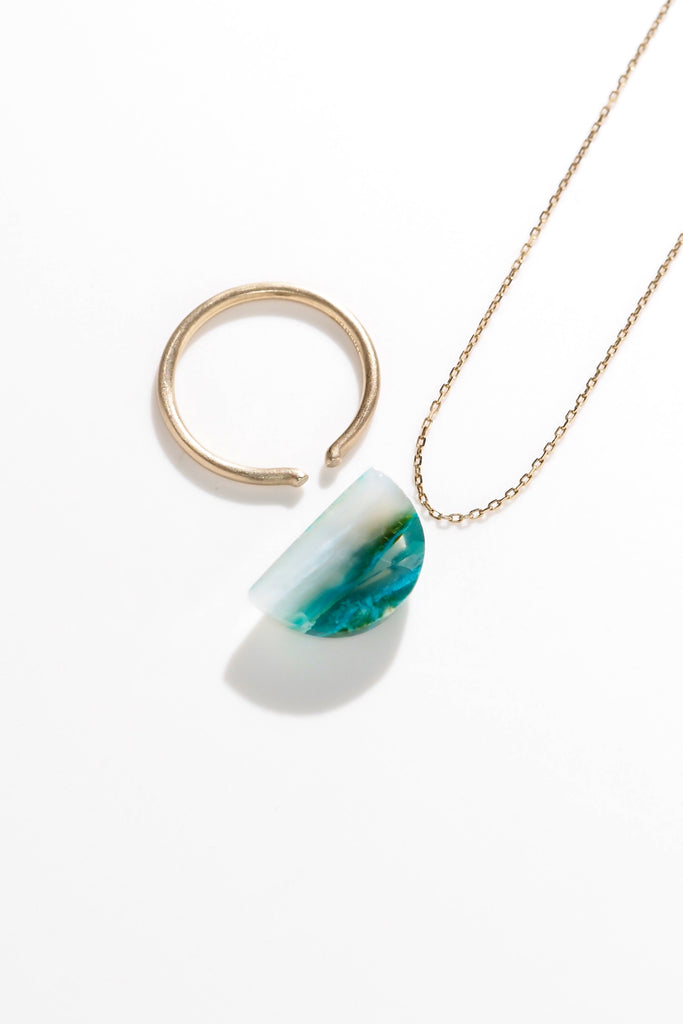 ブルーオパール（ペルー産）・ ハーフムーンカット