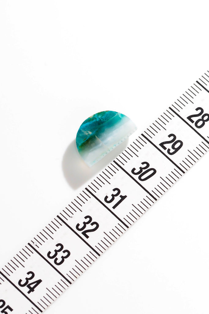 ブルーオパール（ペルー産）・ ハーフムーンカット