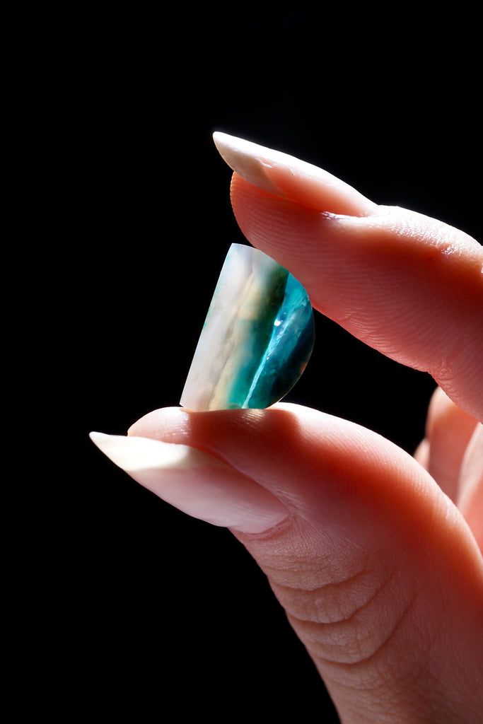 ブルーオパール（ペルー産）・ ハーフムーンカット