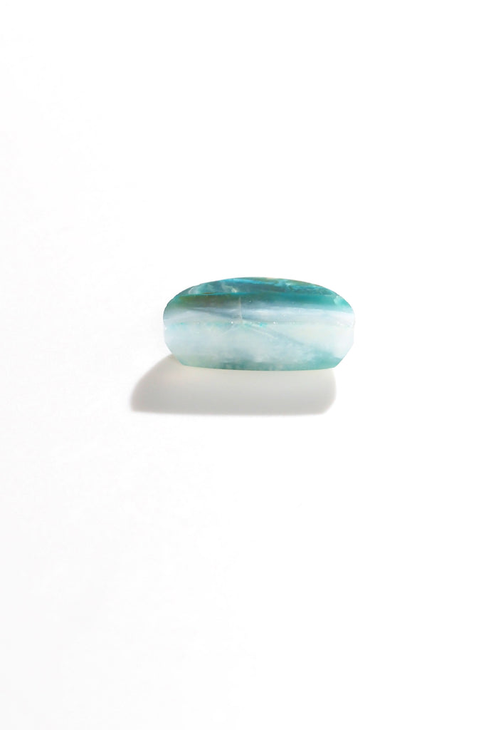 ブルーオパール（ペルー産）・ ハーフムーンカット