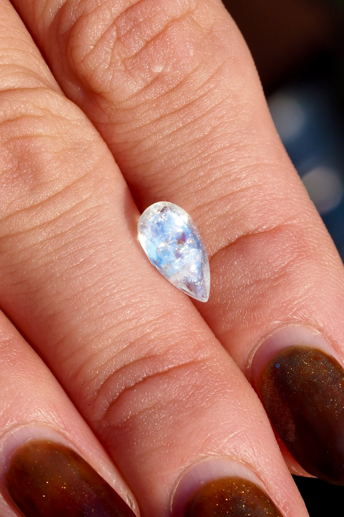 ジュエリースタジオMASHIROがお届けする宝石たち。ブラジル産のイリデッセンスアクアマリン。A：1.36ct（天の川）・1.36ct・9.5*6.8mm。B：1.27ct（銀河）・1.27ct・10.7*6.2mm。