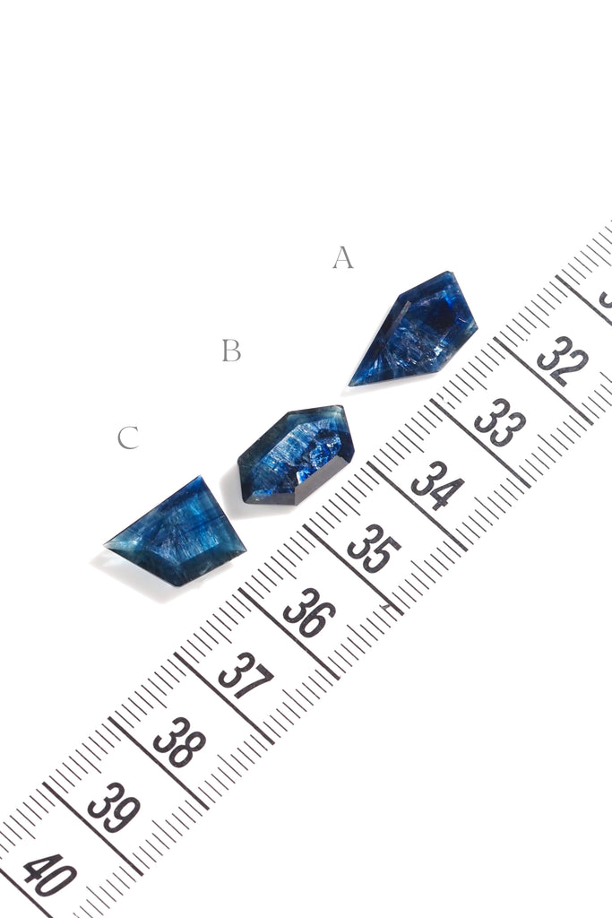 ジュエリースタジオMASHIROがお届けする宝石たち。マダガスカル産のスパークリングブルーサファイア。A：ペンタゴンカット	3.00ct・17.5*8.5mm。B：ヘキサゴンカット・3.60ct・15.5*8.5mm。C：スクエアカット・3.315ct・13.4*9.4mm。