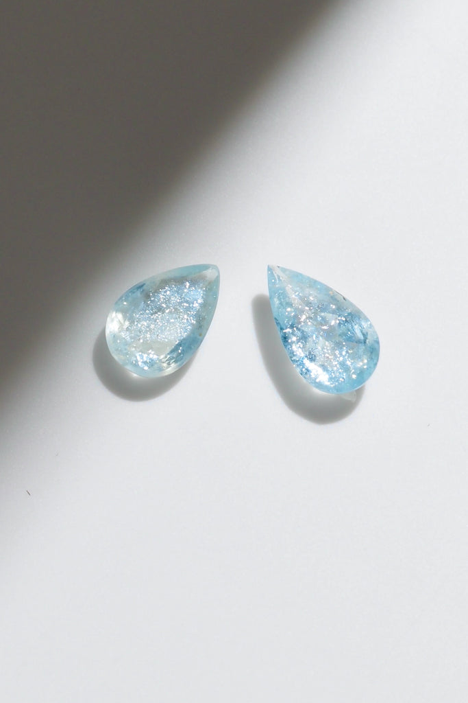 ジュエリースタジオMASHIROがお届けする宝石たち。ブラジル産のイリデッセンスアクアマリン。A：1.36ct（天の川）・1.36ct・9.5*6.8mm。B：1.27ct（銀河）・1.27ct・10.7*6.2mm。