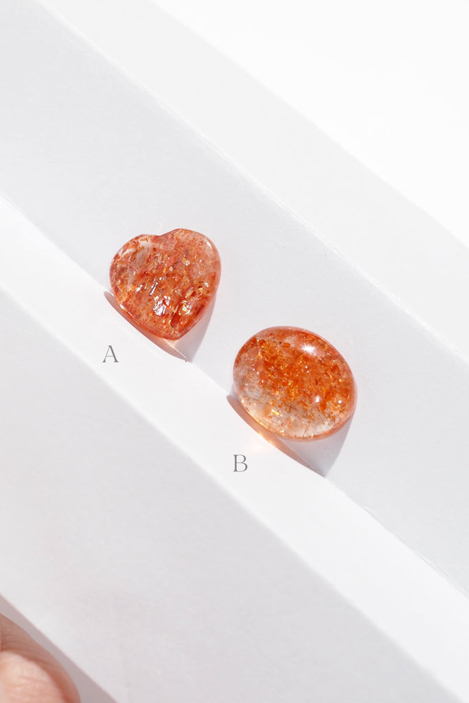 ジュエリースタジオMASHIROがお届けする宝石。タンザニア産のイリュージョンサンストーン・ハートシェイプカット・5.518ct・12.8*12.8mm・と、オーバルカット・7.818ct・14.4*11.8mmの２つの宝石