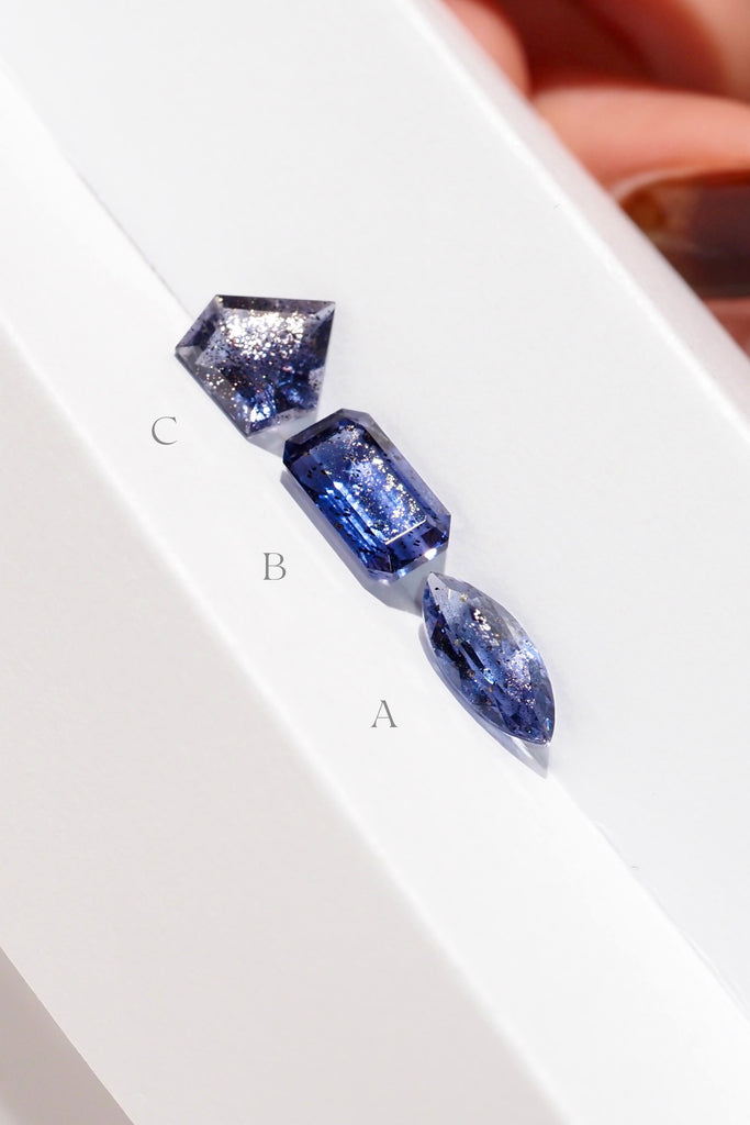 ジュエリースタジオMASHIROがお届けする宝石たち。ブラジル産アイオライトサンストーン・スパークリングギャラクシー。A：マーキスカット・1.16ct5*11.5mm。B：オクタゴンカット・2.01ct・5.7*10mm。C：ペンタゴンカット・1.38ct・8.5*8.6mm