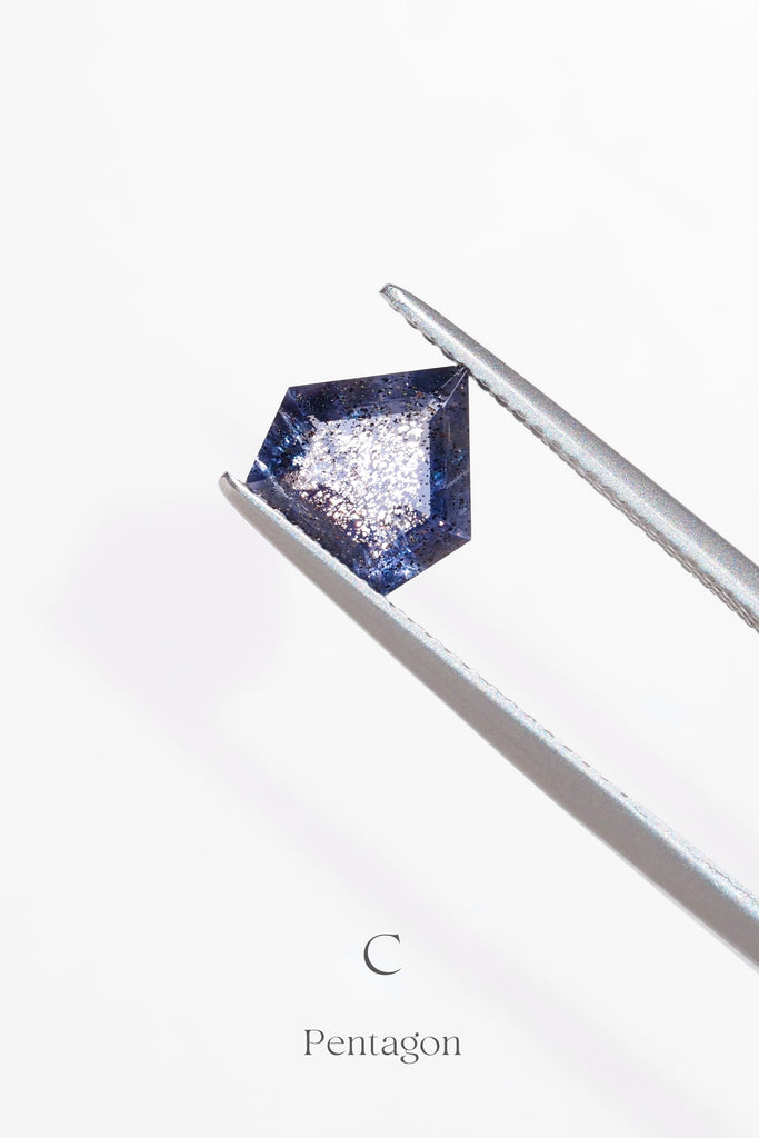 ジュエリースタジオMASHIROがお届けする宝石たち。ブラジル産アイオライトサンストーン・スパークリングギャラクシー。C：ペンタゴンカット・1.38ct・8.5*8.6mm