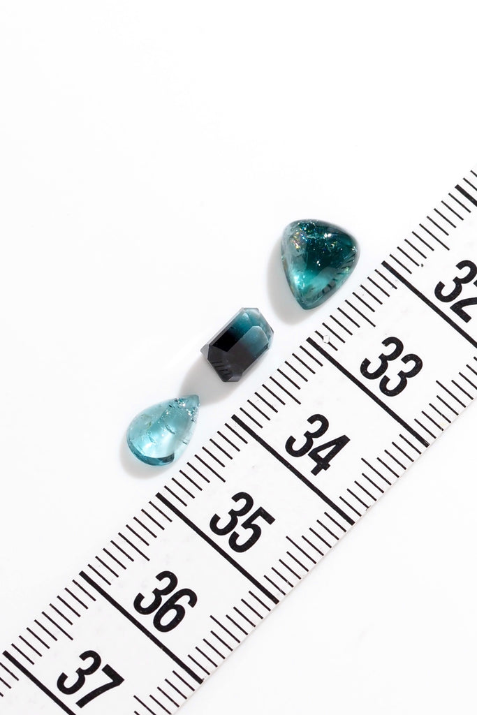 ジュエリースタジオMASHIROのルース（宝石）販売ページ。ブラジル産とアフガニスタン産極上のブルートルマリン＆インディゴブルートルマリン３石セット。異ンクブルートルマリンバイカラー・オクタゴンカット、インディゴブルートルマリン・トリリアントカボション、ブルートルマリンペアシェイプカボションの３石セット。