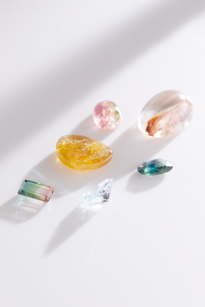MASHIROカラフルな色々な種類の宝石が集合した写真