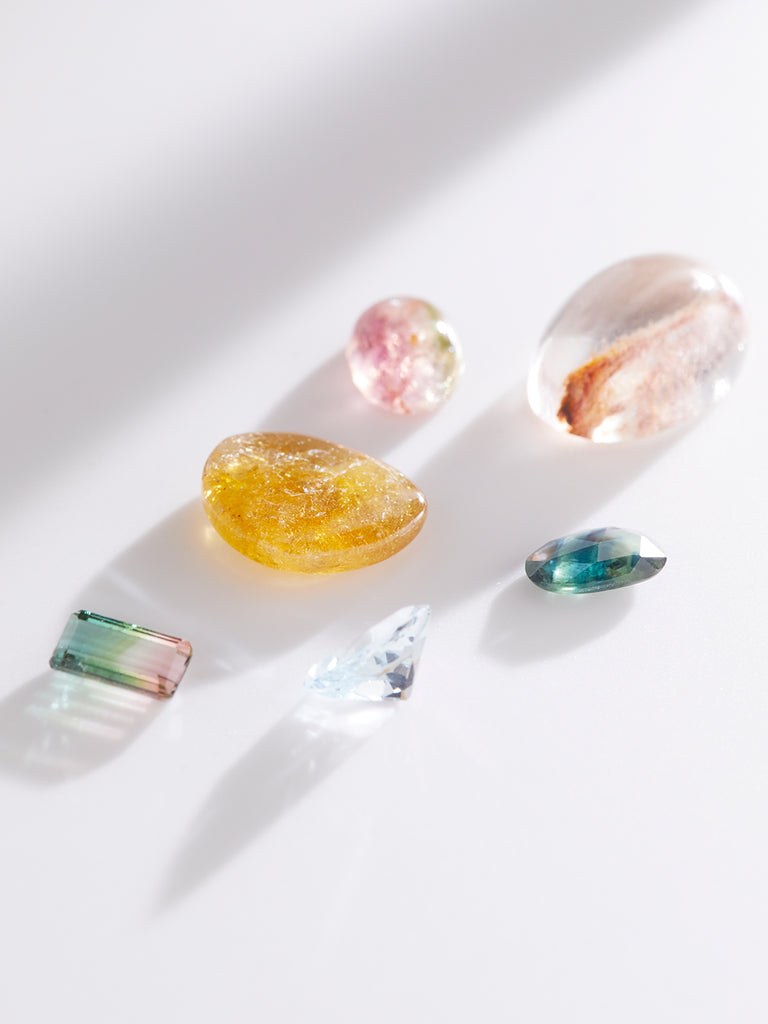 MASHIRO様々なカラーの宝石を並べた写真
