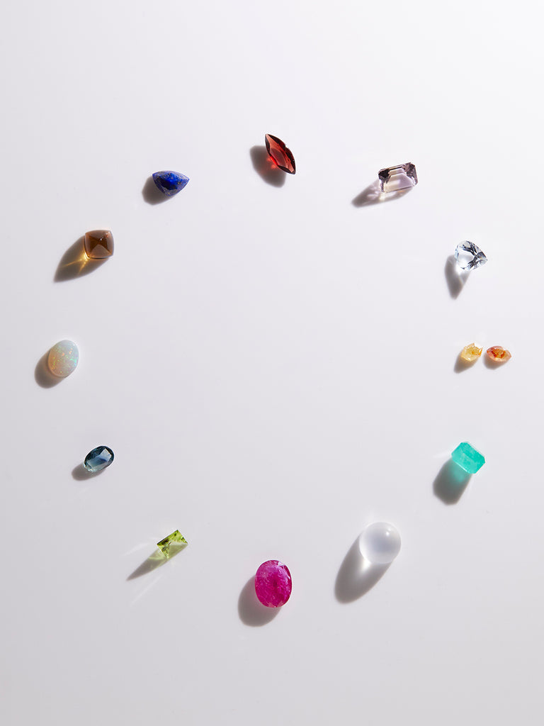 MASHIRO様々な宝石を円状に並べた写真