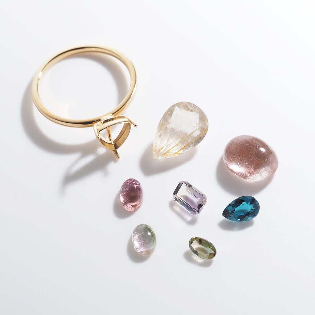 MASHIRO 様々な色や大きさの宝石とリングの空枠の写真