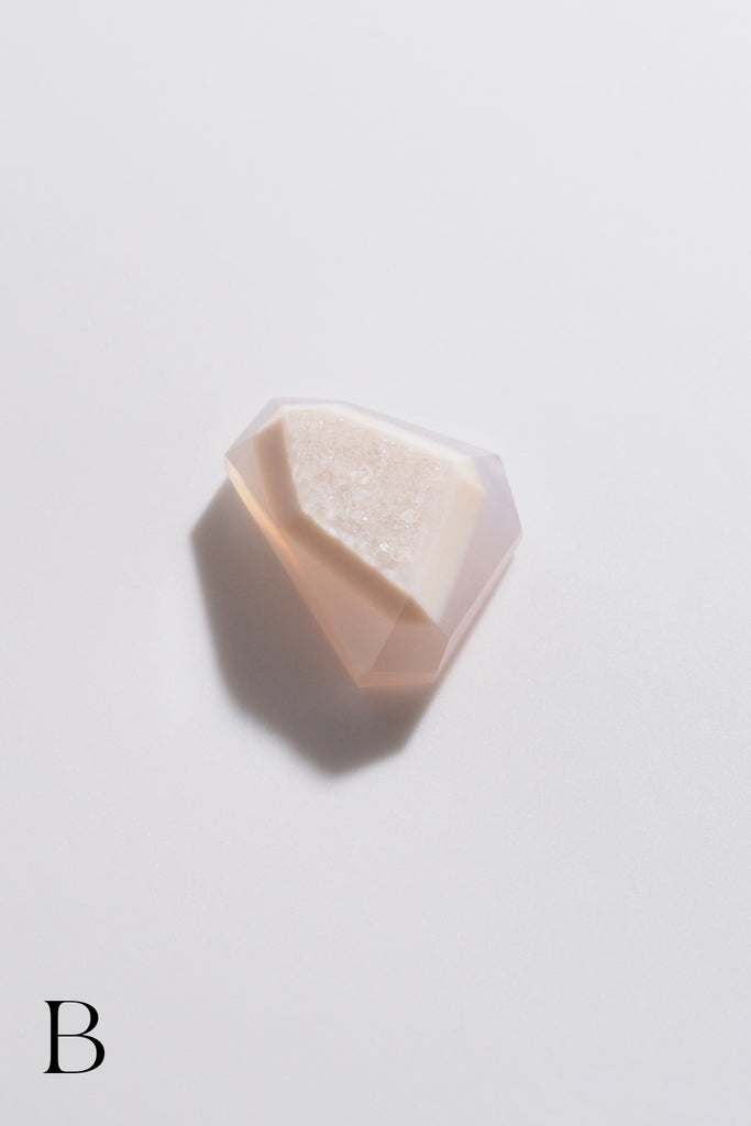 MASHIRO結晶メノウ・雪富士・ファンシーカット１石の写真