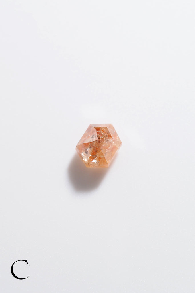 MASHIROナチュラルカラーダイヤモンド・レッドファントムスカイ・ヘキサゴンローズカットの1石の寄り写真