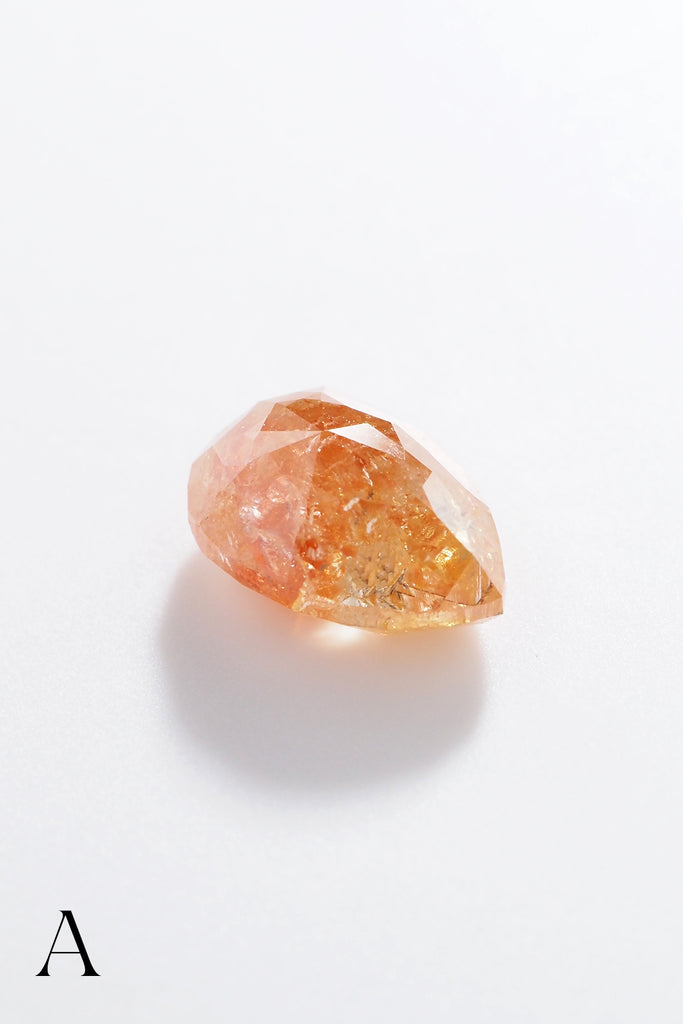 MASHIROナチュラルカラーダイヤモンド・レッドファントムスカイ・サンセットドロップの1石の寄り写真