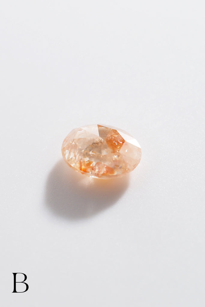MASHIROナチュラルカラーダイヤモンド・レッドファントムスカイ・オーバルローズカットの1石の寄り写真