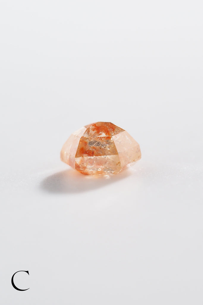 MASHIROナチュラルカラーダイヤモンド・レッドファントムスカイ・ヘキサゴンローズカットの1石の寄り写真