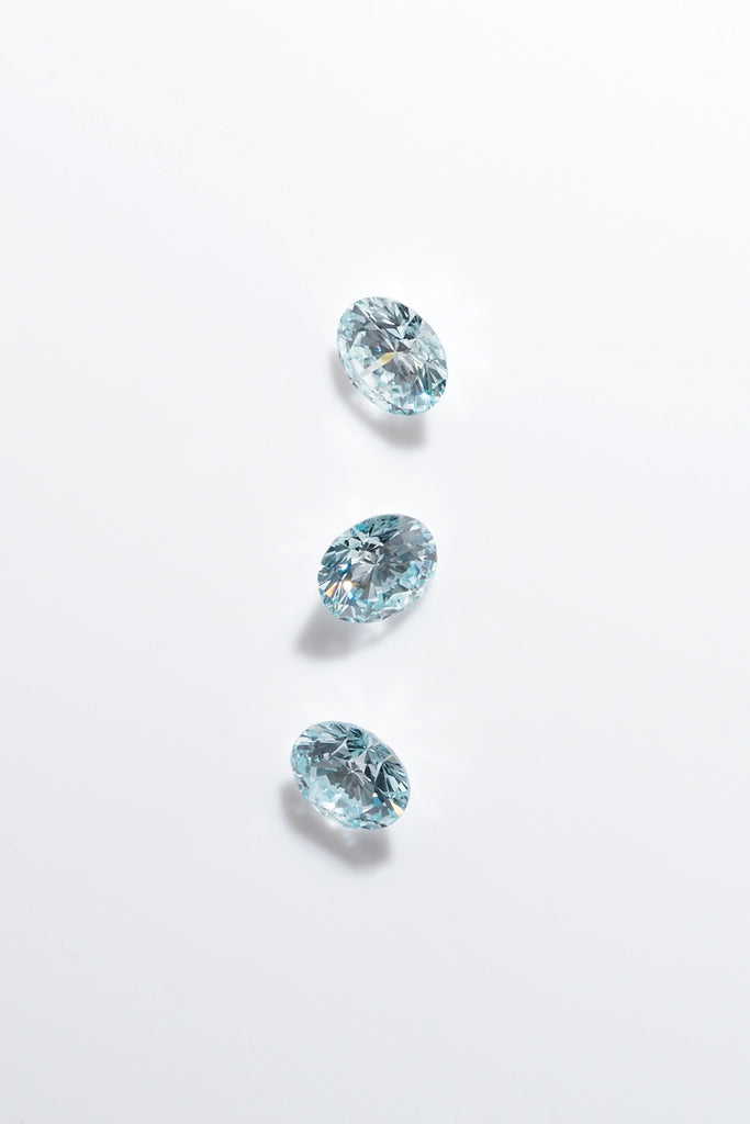 MASHIROアイスブルーダイヤモンド・ラウンドブリリアントカット3石の写真