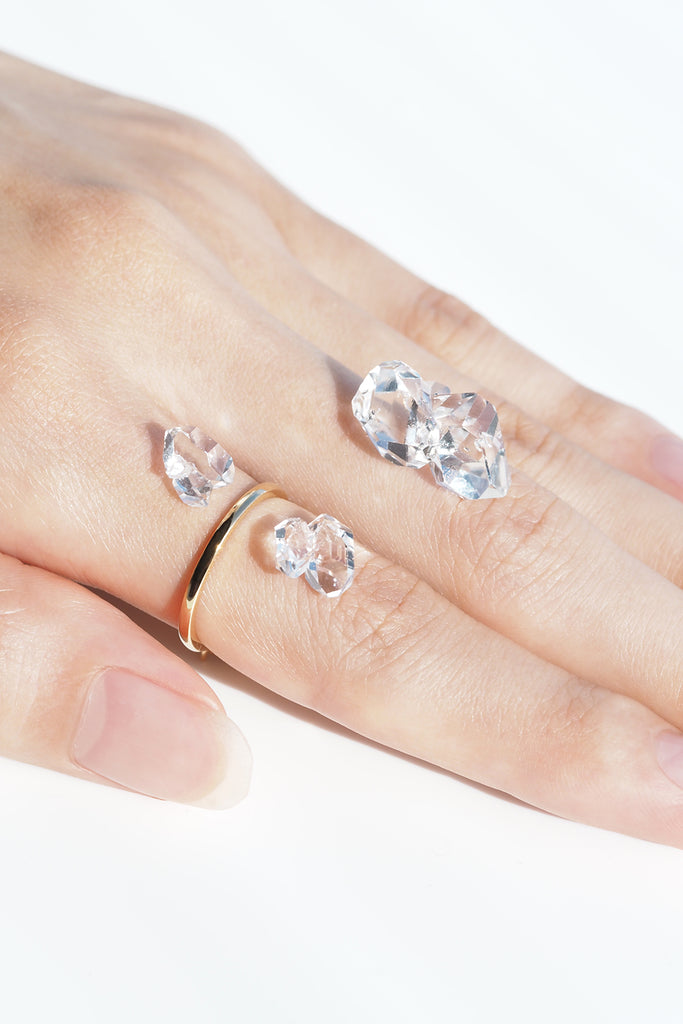 MASHIROハーキマーダイヤモンド3石を指の上に乗せた写真