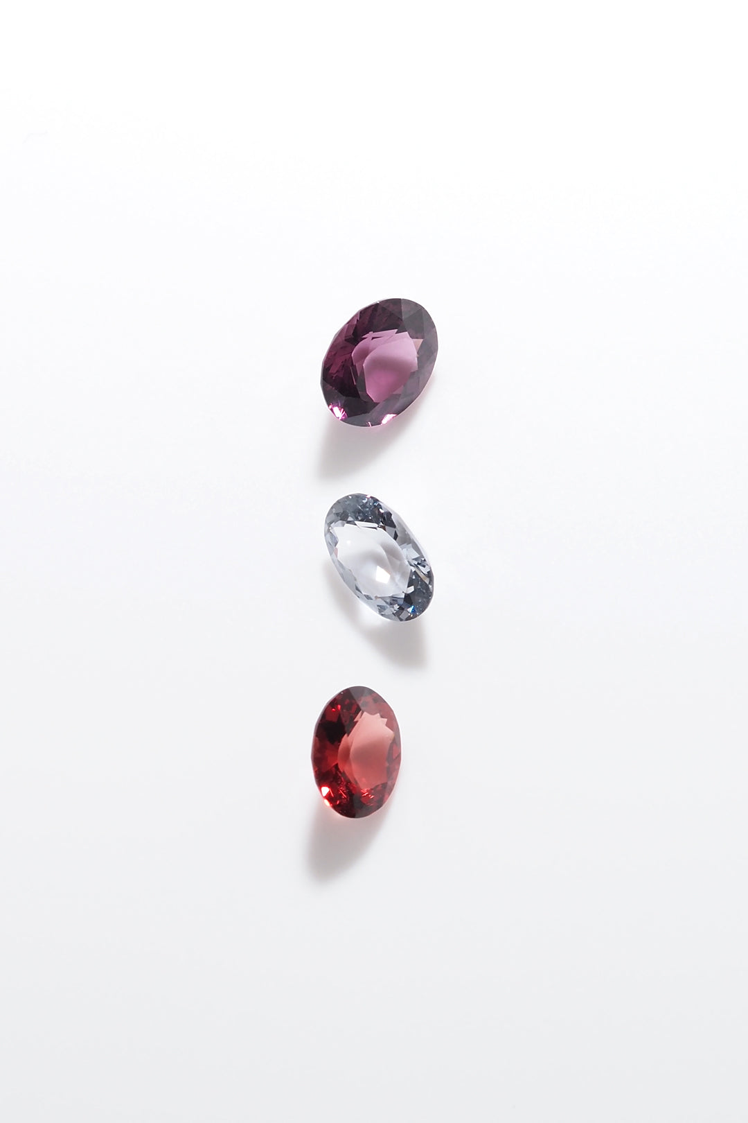 オーバルカットの天然スピネル宝石。GIL認定 オーバルカットの天然スピネル宝石。GIL認定