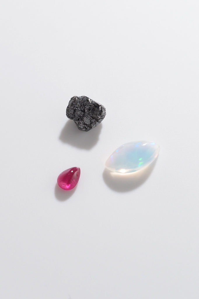 MASHIRO眠れる宝石たちブラックダイヤモンド・オパール・ルビー3石の写真