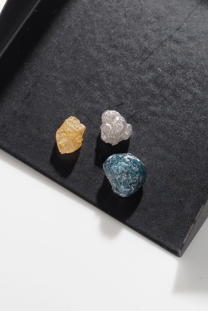MASHIRO眠れる宝石ダイヤモンド原石3石を黒バックに置いたの写真