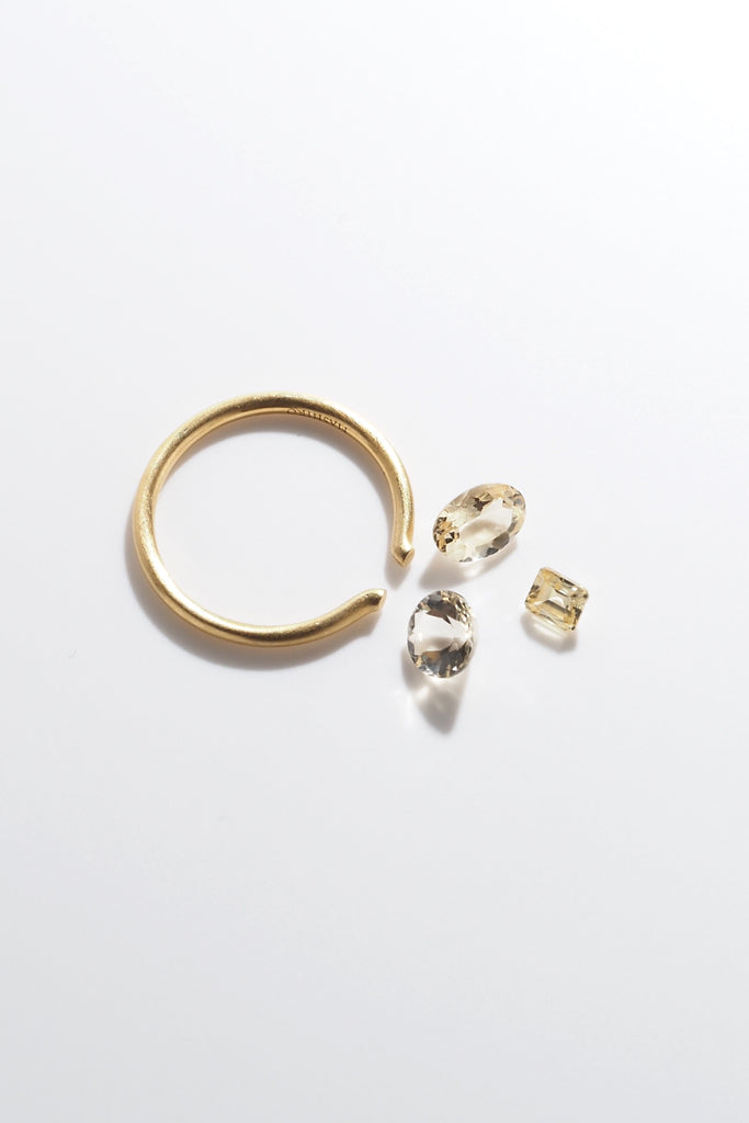 パステルイエロー宝石3種（3石セット販売）：ジルコン・スキャポライト・ベリルとリングの空枠を並べた写真