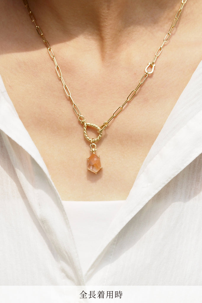 ジュエリースタジオMSAHIROのセミオーダーメイドジュエリーデザイン、オメガループネックレス。オメガデザインのモチーフとクリップチェーン、フロントフックが融合したデザイン。宝石（ルース）からのお仕立てやジュエリーからのオーダージュエリー＆リメイク（リフォーム）に対応。アンフィボールインクォーツとイエローゴールド