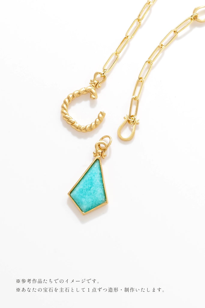 ジュエリースタジオMSAHIROのセミオーダーメイドジュエリーデザイン、オメガループネックレス。オメガデザインのモチーフとクリップチェーン、フロントフックが融合したデザイン。宝石（ルース）からのお仕立てやジュエリーからのオーダージュエリー＆リメイク（リフォーム）に対応。アマゾナイトとイエローゴールド