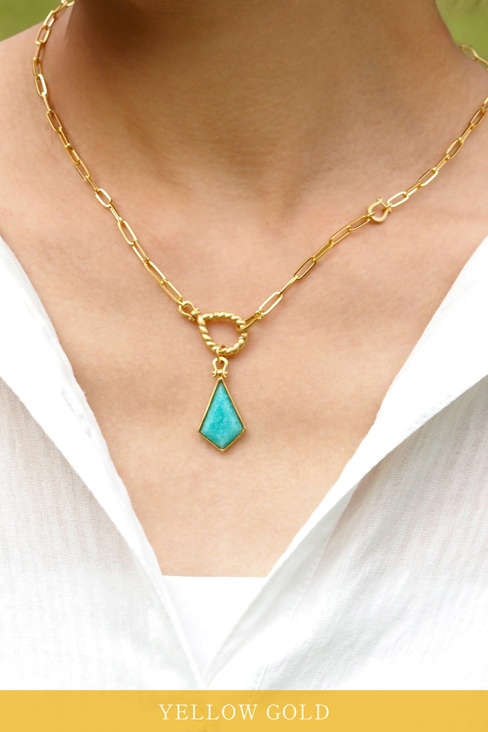 ジュエリースタジオMSAHIROのセミオーダーメイドジュエリーデザイン、オメガループネックレス。オメガデザインのモチーフとクリップチェーン、フロントフックが融合したデザイン。宝石（ルース）からのお仕立てやジュエリーからのオーダージュエリー＆リメイク（リフォーム）に対応。アマゾナイトとイエローゴールド