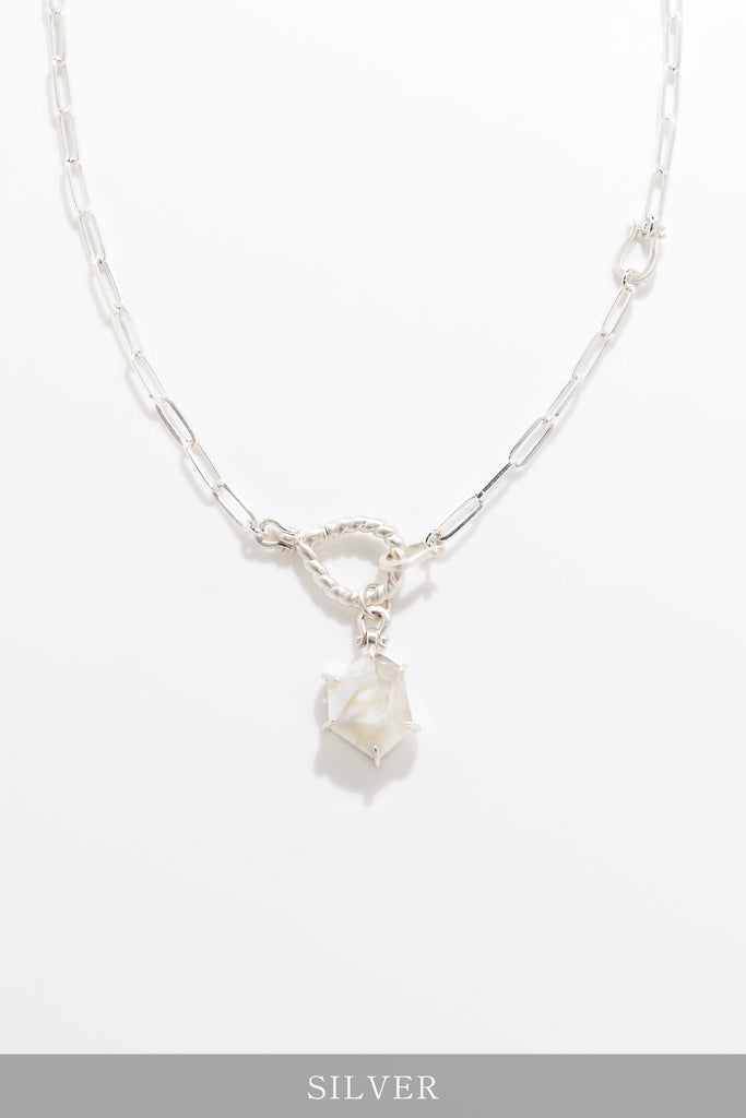 ジュエリースタジオMSAHIROのセミオーダーメイドジュエリーデザイン、オメガループネックレス。オメガデザインのモチーフとクリップチェーン、フロントフックが融合したデザイン。宝石（ルース）からのお仕立てやジュエリーからのオーダージュエリー＆リメイク（リフォーム）に対応。ホワイトローズアゲートとスターリングシルバー