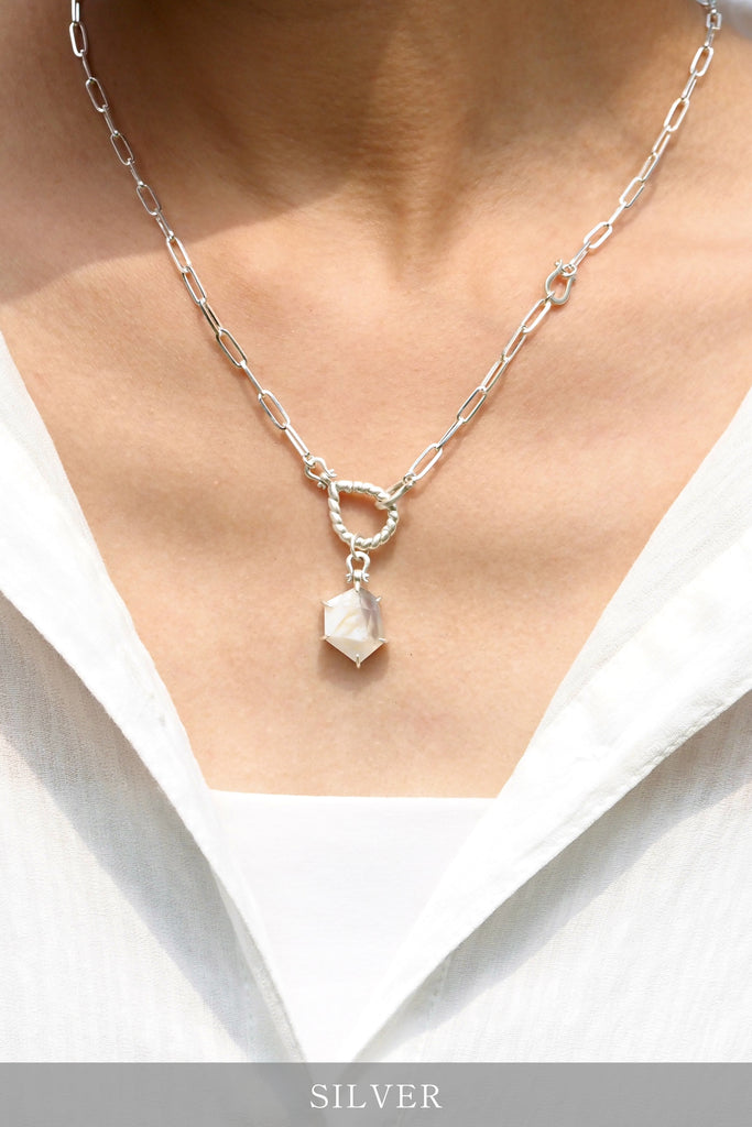 ジュエリースタジオMSAHIROのセミオーダーメイドジュエリーデザイン、オメガループネックレス。オメガデザインのモチーフとクリップチェーン、フロントフックが融合したデザイン。宝石（ルース）からのお仕立てやジュエリーからのオーダージュエリー＆リメイク（リフォーム）に対応。ホワイトローズアゲートとスターリングシルバー