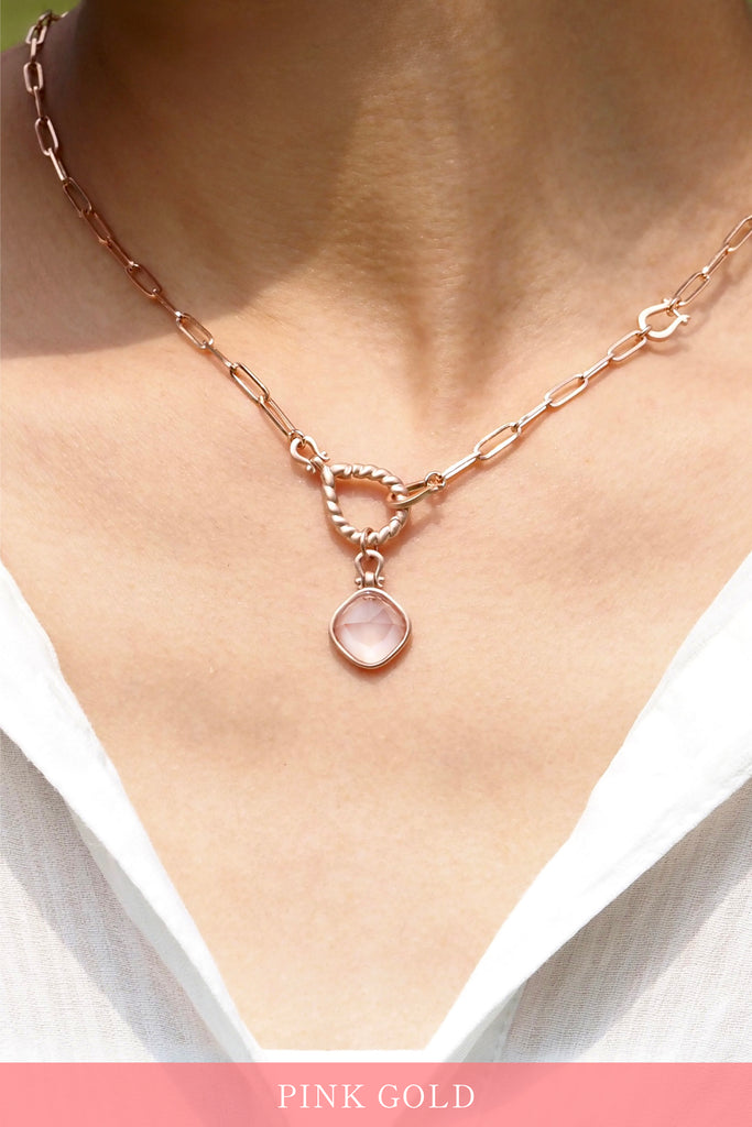ジュエリースタジオMSAHIROのセミオーダーメイドジュエリーデザイン、オメガループネックレス。オメガデザインのモチーフとクリップチェーン、フロントフックが融合したデザイン。宝石（ルース）からのお仕立てやジュエリーからのオーダージュエリー＆リメイク（リフォーム）に対応。ローズクォーツとピンクゴールド
