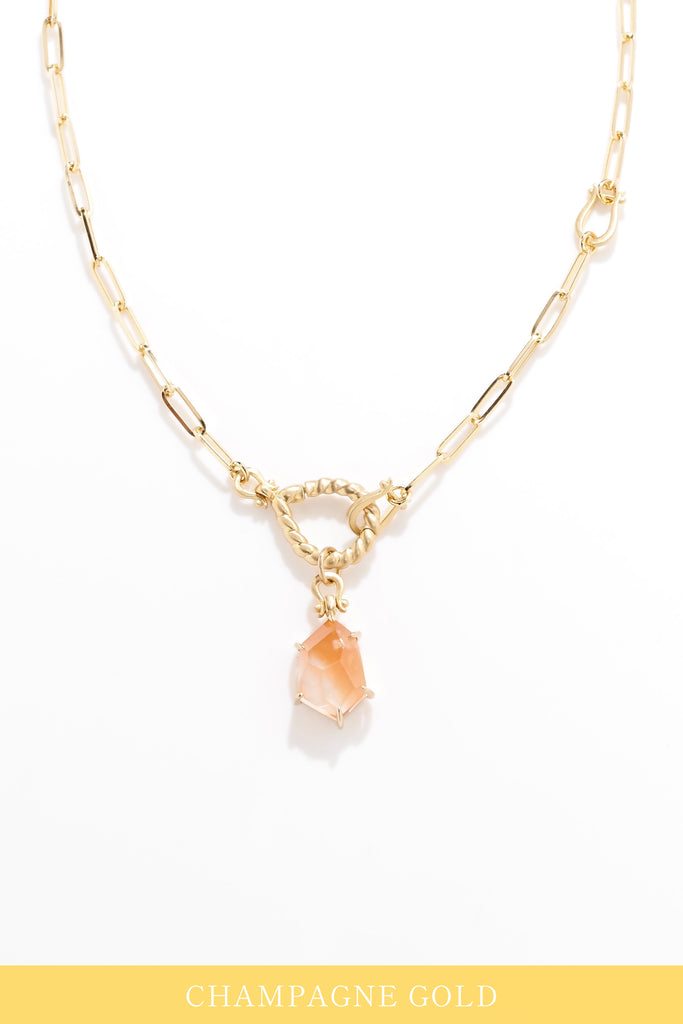 ジュエリースタジオMSAHIROのセミオーダーメイドジュエリーデザイン、オメガループネックレス。オメガデザインのモチーフとクリップチェーン、フロントフックが融合したデザイン。宝石（ルース）からのお仕立てやジュエリーからのオーダージュエリー＆リメイク（リフォーム）に対応。アンフィボールインクォーツとシャンパンゴールド